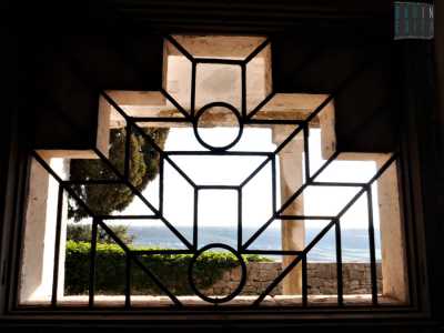 A conferire un�aura speciale ci pensano per� le finestre, progettate per portare il paesaggio circostante fin dentro, regalando agli ambienti luce continua